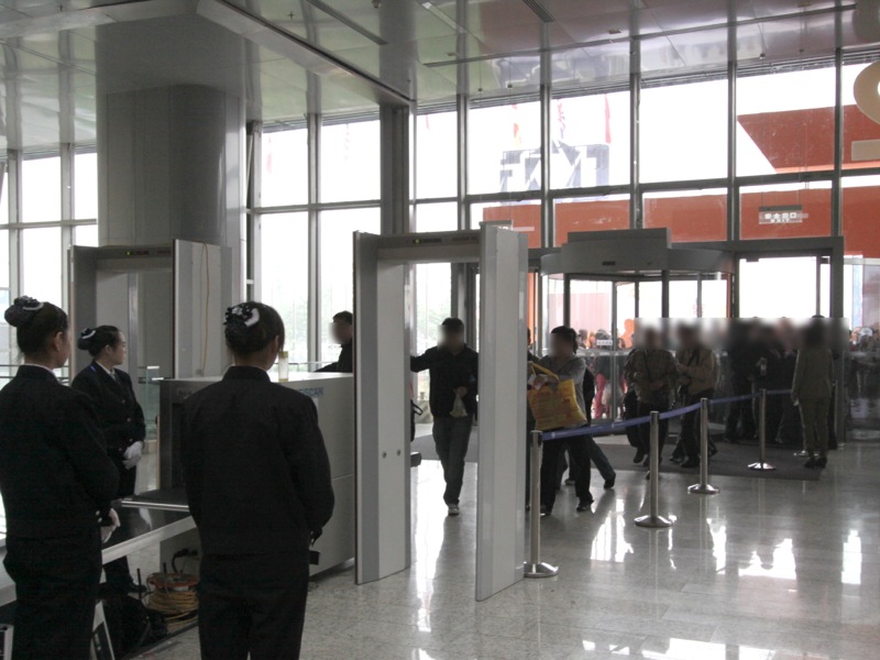 <b>会場入り口では、手荷物検査が行なわれていた。北京では地下鉄の改札前でも行なわれている。</b>