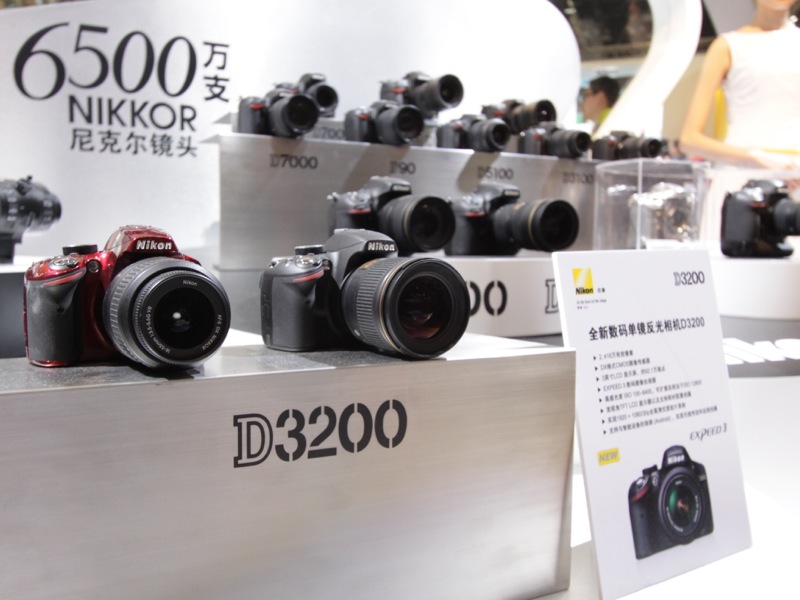 <b>開催前日に発表されたニコンD3200。ニコンブースに展示されていたのはこの2台のみ。</b>