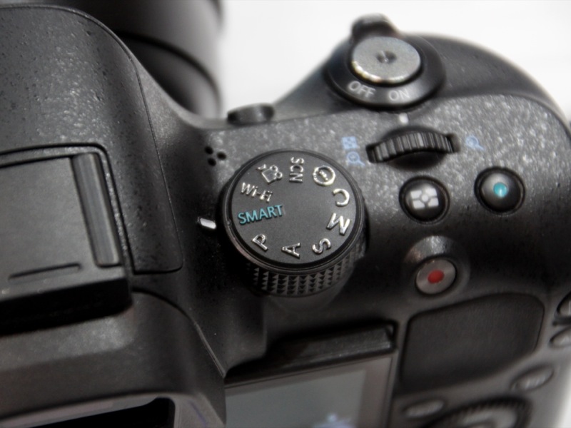 <b>NX20上面。モードダイヤルをWiFiにセットする。</b>