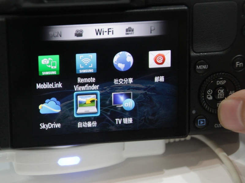 <b>WiFiモード設定時の液晶表示。複雑な設定をすることなくデータ転送が可能だ。</b>