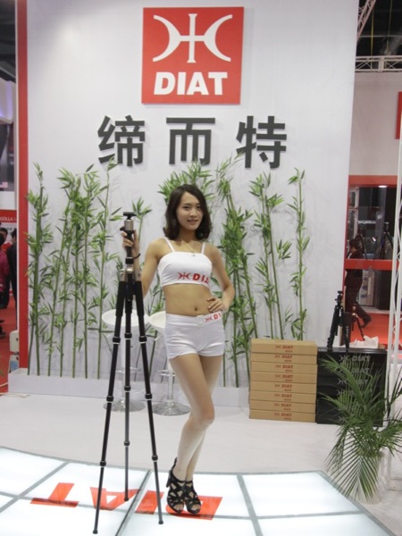 <b>三脚メーカーDIATのモデル。小さいブースでもモデルを置いているところが多かった。</b>