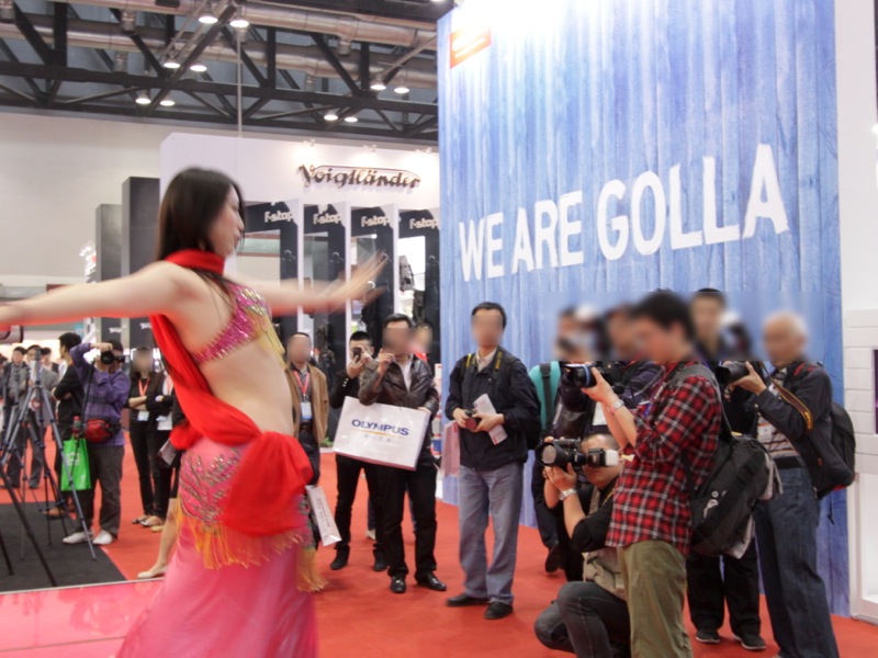 <b>ベリーダンスやボディペインティングなど、露出度の高いステージを用意しているところある。</b>