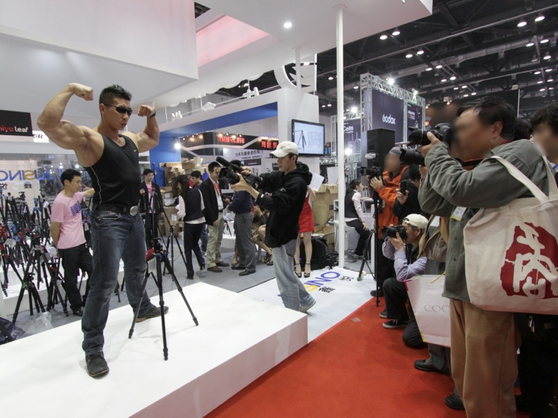 <b>三脚の堅牢さを表現したかったのか、マッチョの男性を起用していたメーカーも。</b>