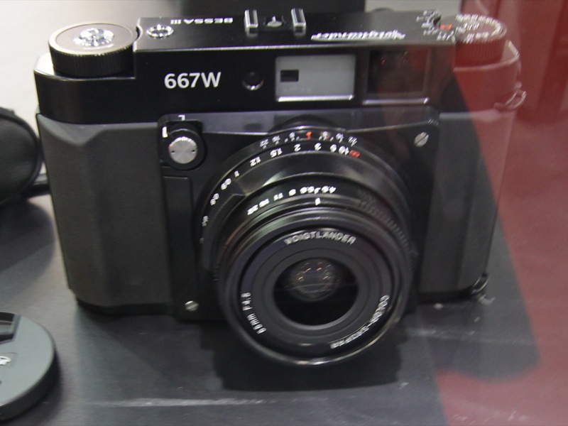 <b>フォクトレンダーのベッサ6×7のカメラ。蛇腹式のボディも展示されていた。</b>