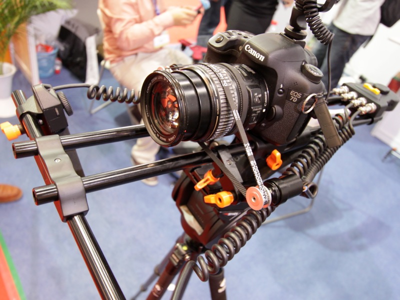 <b>一眼レフカメラの動画撮影用アクセサリーも数多く展示されていた。</b>