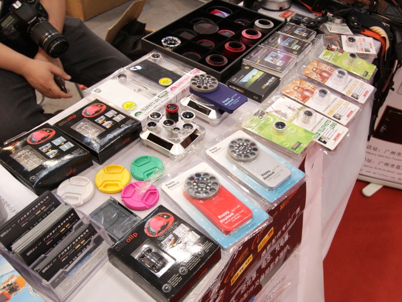 <b>iPhone用のレンズと、様々なカラーリングのレンズキャップ。</b>