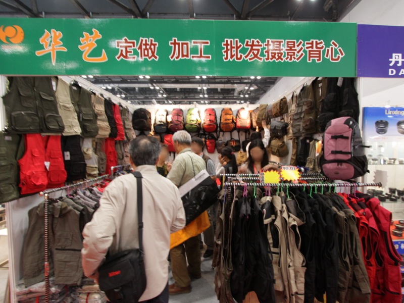 <b>カメラマンベストの専門店。同様のブースがいくつかあった。</b>