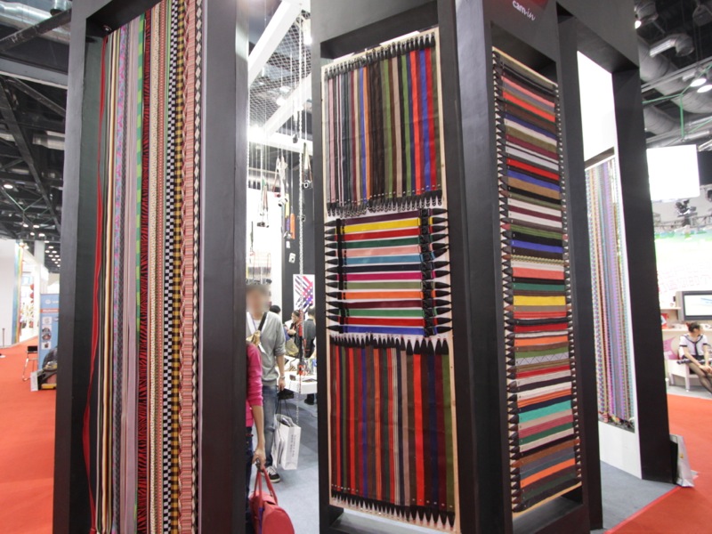 <b>こちらはカメラストラップの専門店。多種多様なストラップを展示。</b>