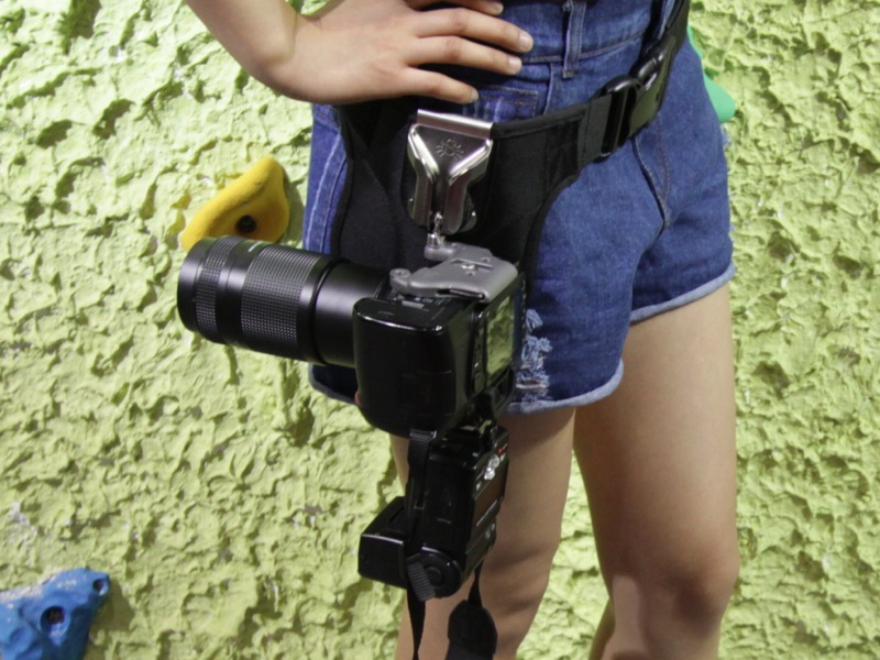 <b>Spyderのカメラホルダー。三脚ネジ穴に挿したピンをベルトに引っ掛ける構造。</b>