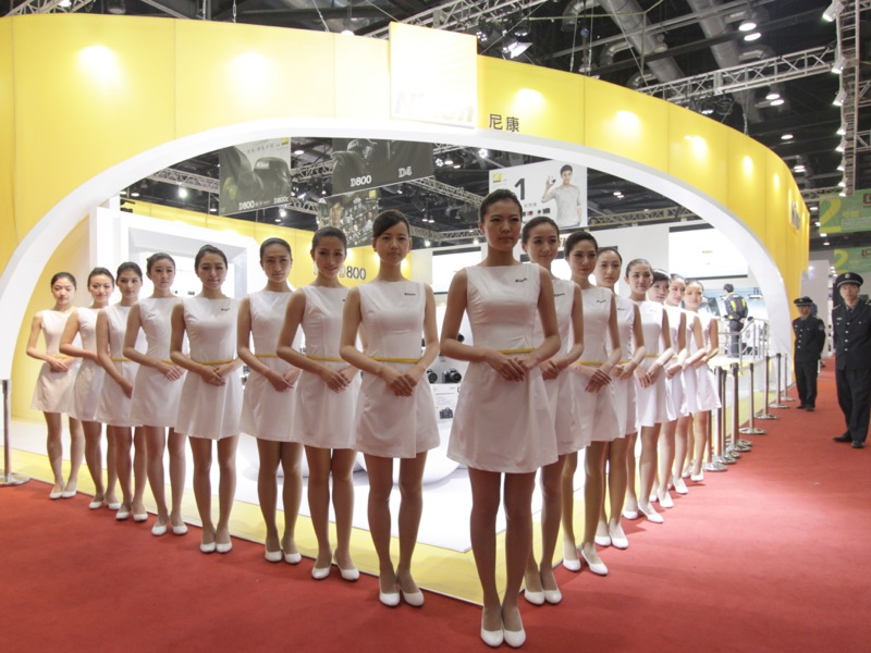 <b>ブース前に並んで来場者を迎えるコンパニオン。圧巻です。</b>