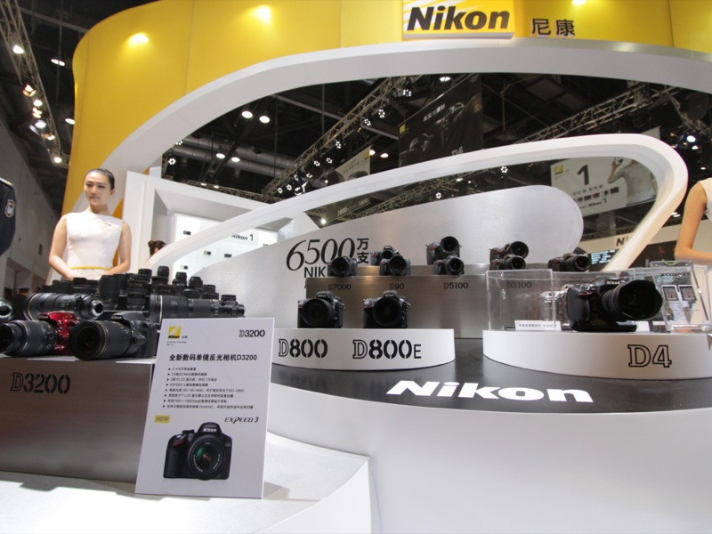 <b>展示コーナーにはD3200、D800、D4をはじめとする一眼レフを陳列。</b>