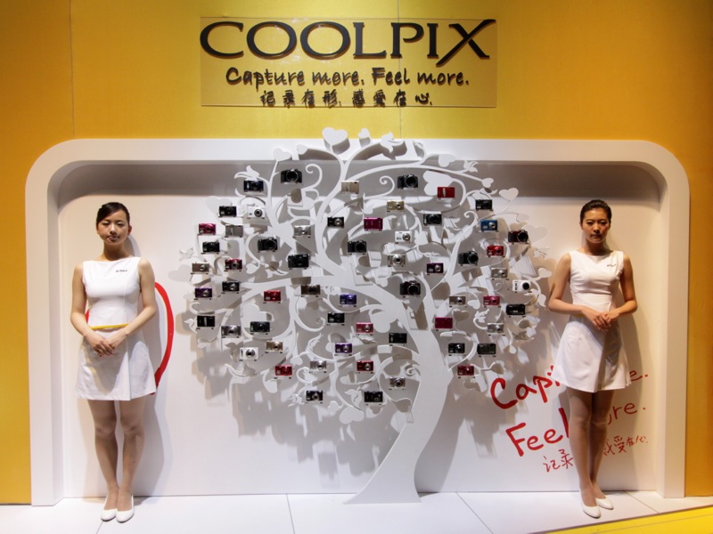 <b>ニコンブースのコンパニオン。2人ともあまりに動かないので人形かと思ったほど。</b>