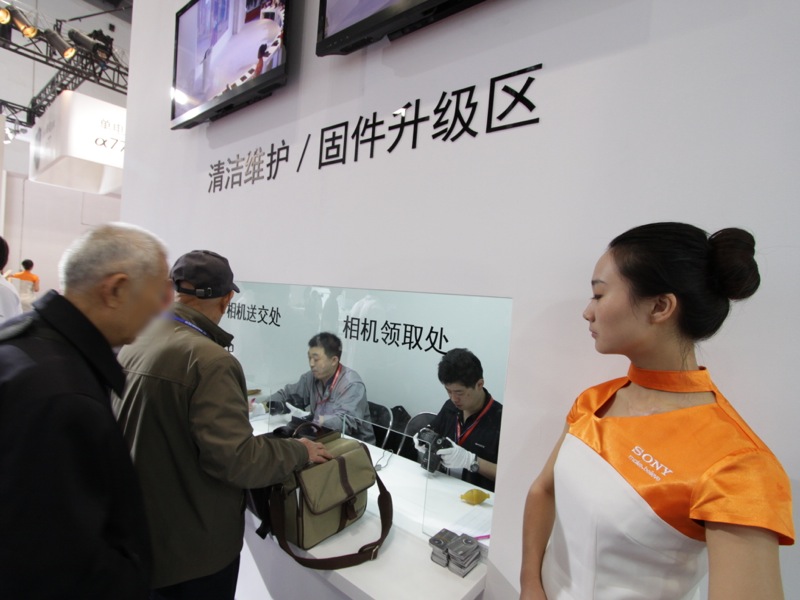 <b>メンテナンスコーナーでは機材のチェックをしてくれていた。</b>