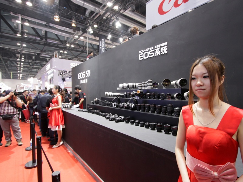 <b>EFレンズをフルラインナップで紹介。その左右にEOS-1D XとEOS 5D Mark IIIの体験コーナーがある。</b>