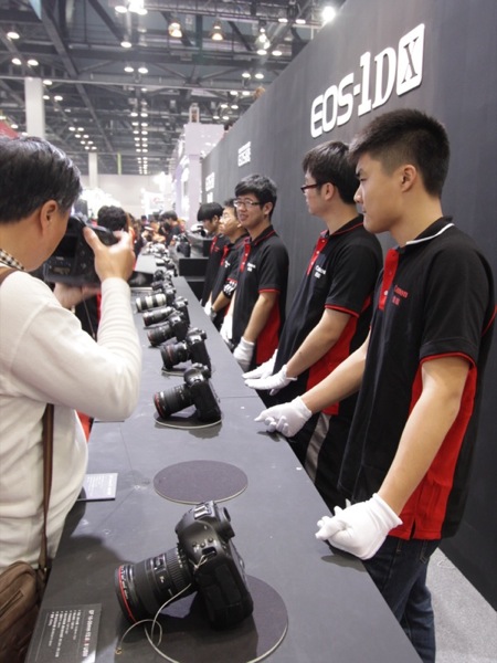 <b>EFレンズをフルラインナップで紹介。その左右にEOS-1D XとEOS 5D Mark IIIの体験コーナーがある。</b>