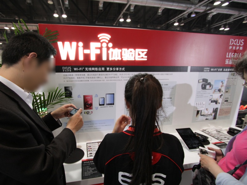 <b>WiFiの体験コーナー。説明員が詳しく操作を教えてくれる。</b>