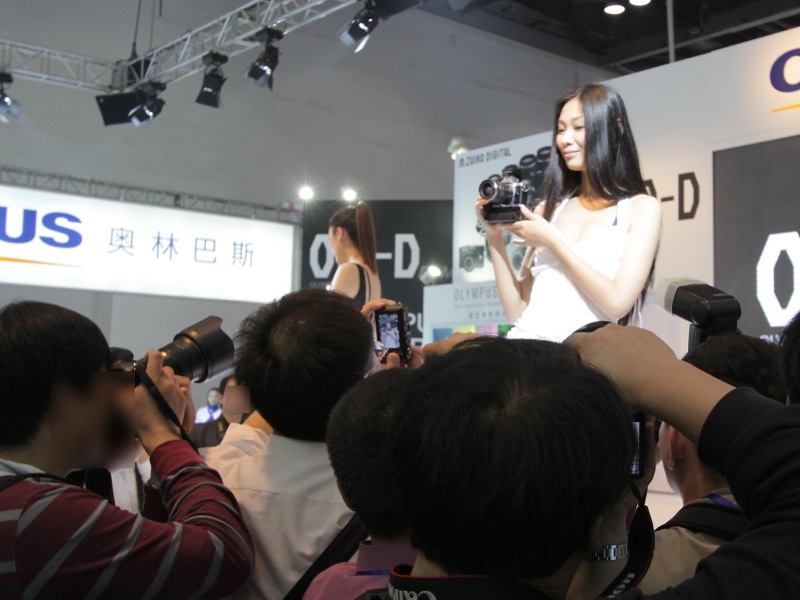 <b>ステージにカメラを持ったモデルが登場するだけで超満員の状態に。</b>