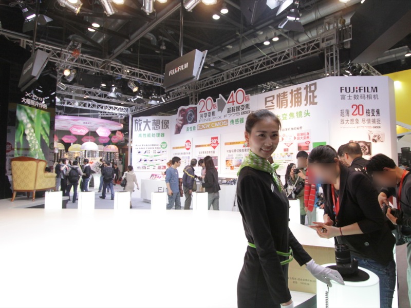 <b>フィルムやアルバム、インクジェット用紙なども展示し、多彩な商品をアピールする富士フイルムブース。</b>