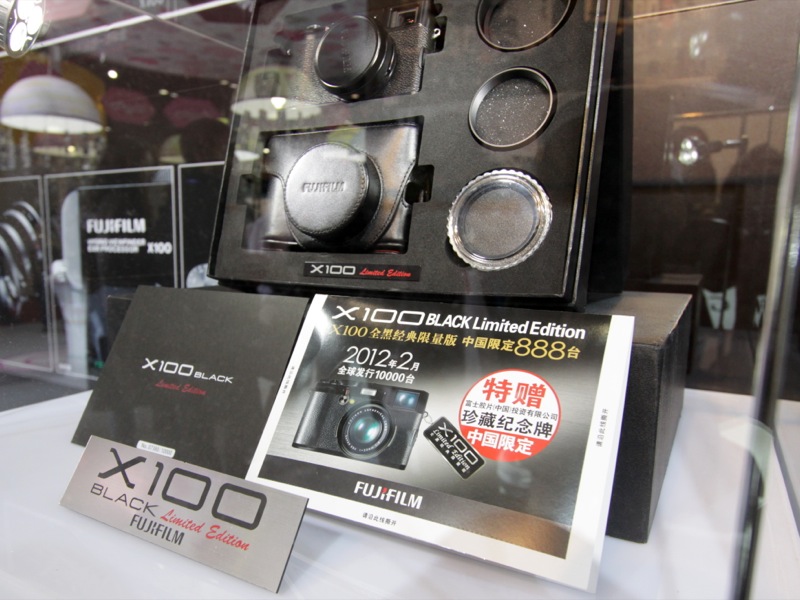 <b>中国で限定888台発売のFUJIFILM X100。シルバーボディの要望もあったとか。</b>