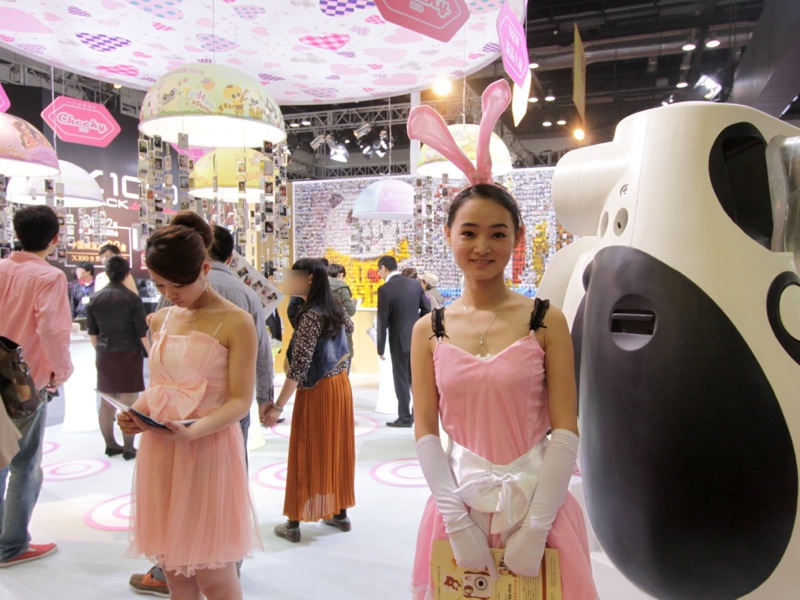 <b>チェキのコーナーでは、カメラ女子向けと見られる明るい展示。</b>