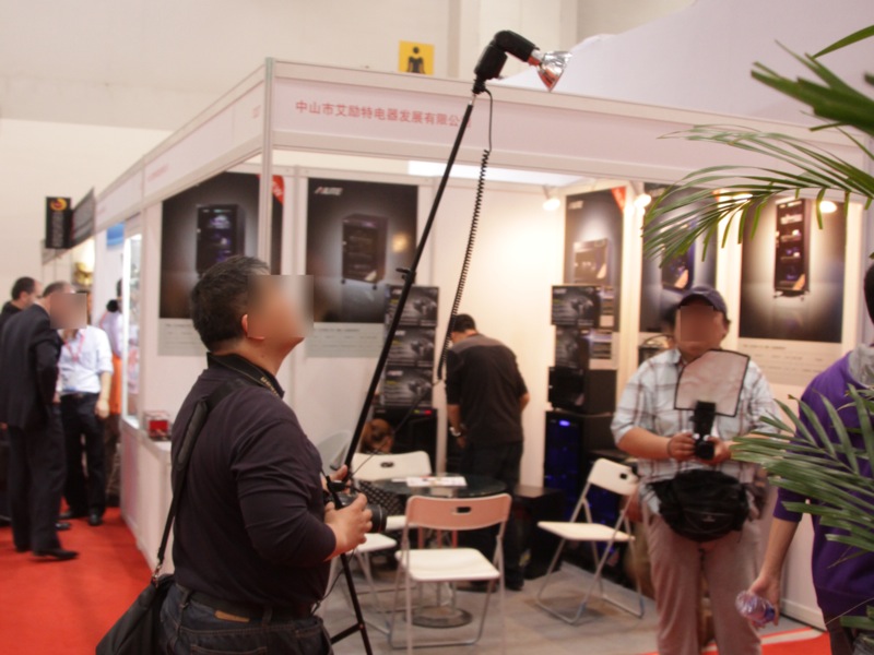 <b>モデル撮影のためだろう、スタンドにクリップオンストロボを付けて持ち歩く人も見られた。</b>