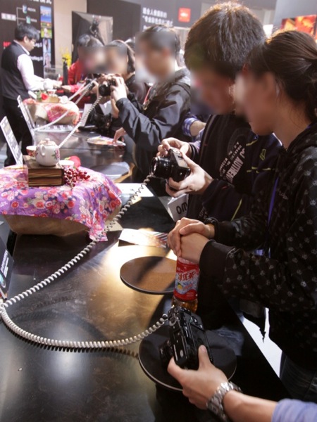 <b>週末は恋人連れと見られる来場者が多かった。女性同士というのも見かけたが、家族連れは少なかった。</b>