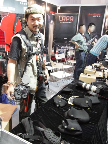 <b>カメラストラップだけを展示していたブースのデモンストレーター。</b>