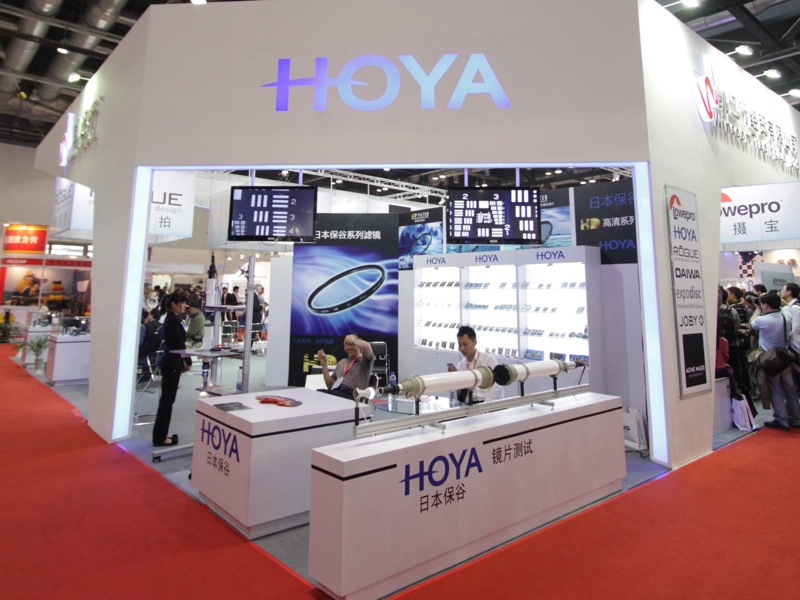 <b>フィルターをメインに展示していたHOYAのブース。日本の製品であることをアピールしているようだ。</b>