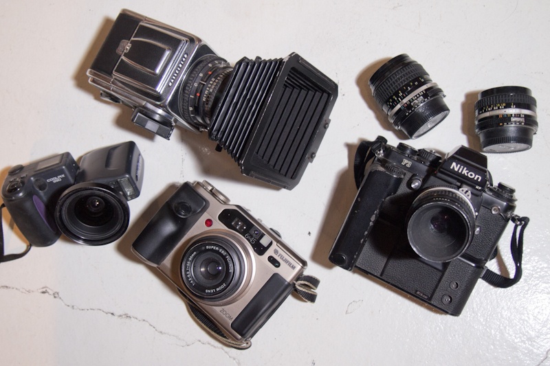 <b>ハッセルブラッドやニコンなどかつての機材の一部が思い出として残っているが、すっかりホコリまみれだ</b>