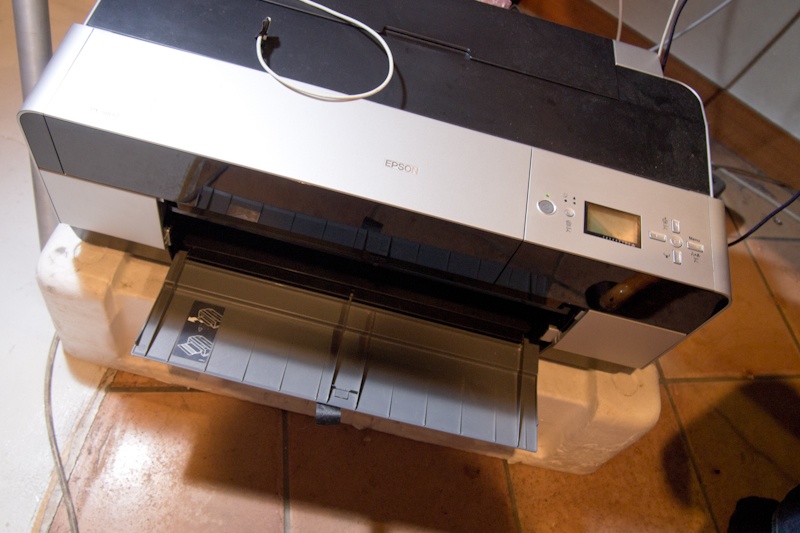 <b>渋谷に近い自宅兼事務所の1Fは所氏の制作のスペースだ。Mac環境をメインにエプソンのA2プリンター、PX-5002やその他のデジタル機器で埋め尽くされ、電源が入りっぱなしなので、熱がこもらないように窓のカーテンはいつも閉まっている</b>