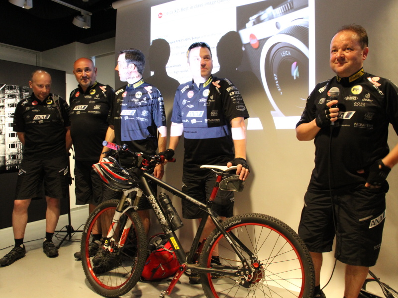 <b>20年前からドイツ移民の足跡を求めて世界を旅しているという自転車チームのメンバー。このうち3名がライカカメラAGの社員。ドイツの国営放送が取材についているという</b>