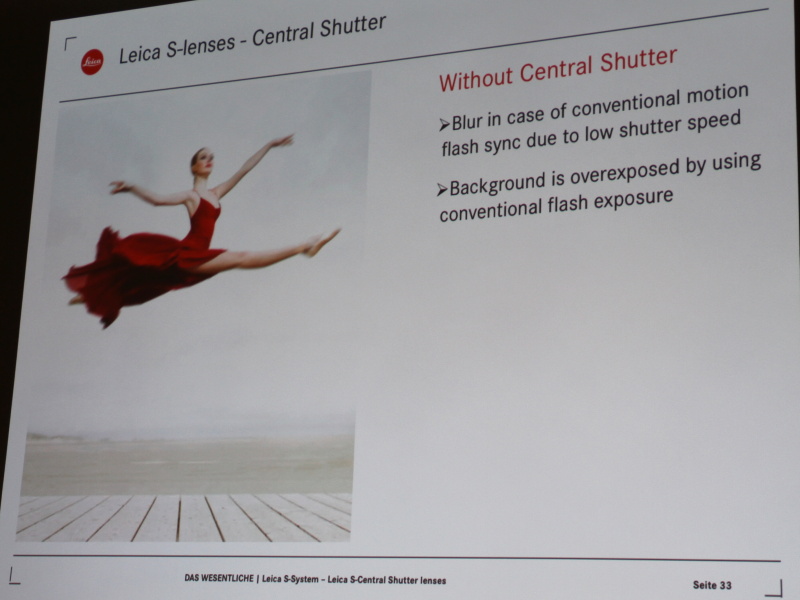 <b>CSレンズの優位性を示す作例を紹介。CSレンズ（左）では被写体を写し止めつつ背景も飛んでいないが、右では被写体がぶれ、背景も露出オーバーになっている</b>