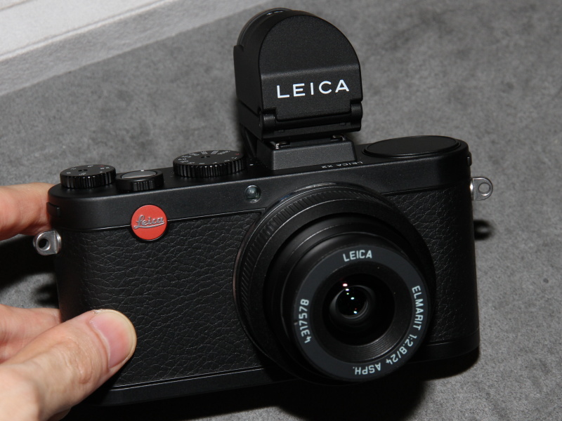 <b>ブラックにEVFを装着。画素数は144万ドット</b>