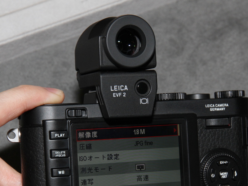 <b>EVFと液晶モニターの表示切り替えはEVF本体のボタンで行なう</b>