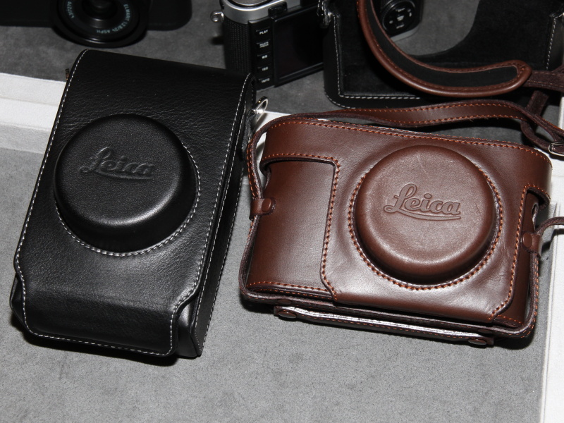 <b>ライカX2用の革ケース。左が縦型、右が速写タイプの横型。いずれもショルダーストラップが付く</b>