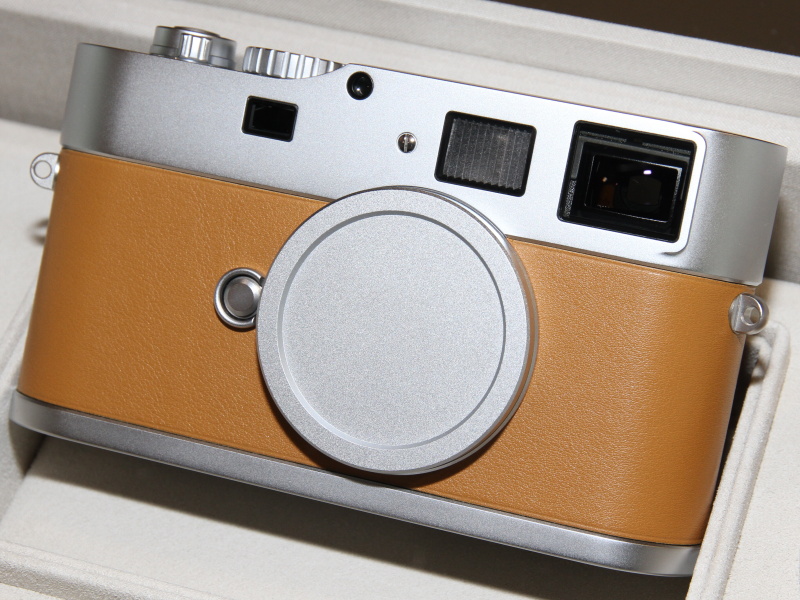 <b>ワルテル・デ・シルヴァ氏デザインのカメラボディ。M9チタンでは残ったアクセサリーシューも、このモデルでついに廃された。ブライトフレームは通常の採光式</b>