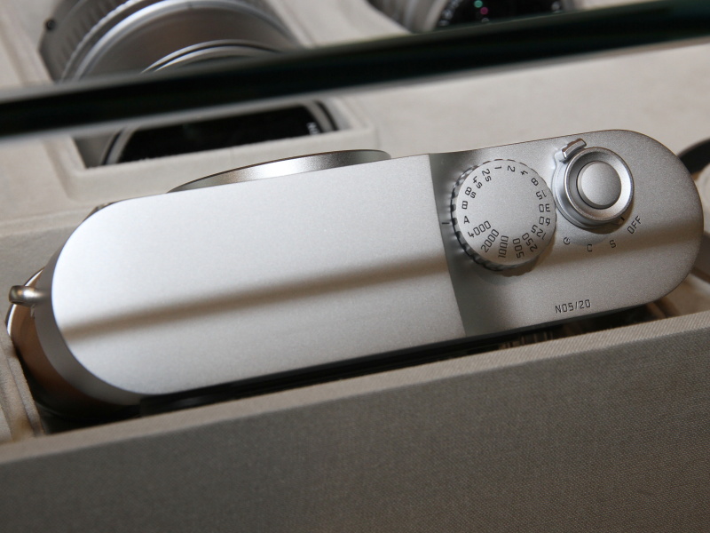 <b>トップカバーはスラントしている。シャッターダイヤルやレリーズボタンも独自形状に変わっている</b>