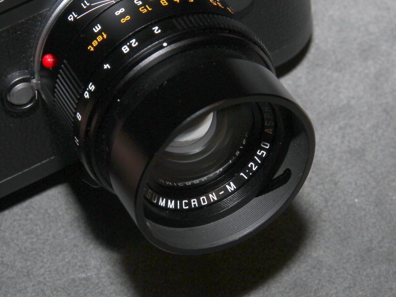 <b>フード使用時。レンズ銘の文字の向きがこれまでと逆になった</b>