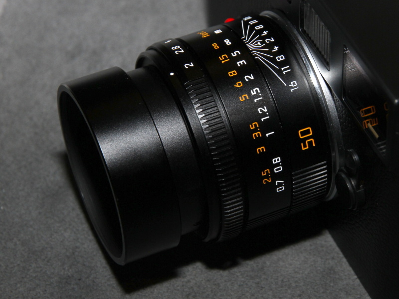 <b>フード使用時。レンズ銘の文字の向きがこれまでと逆になった</b>