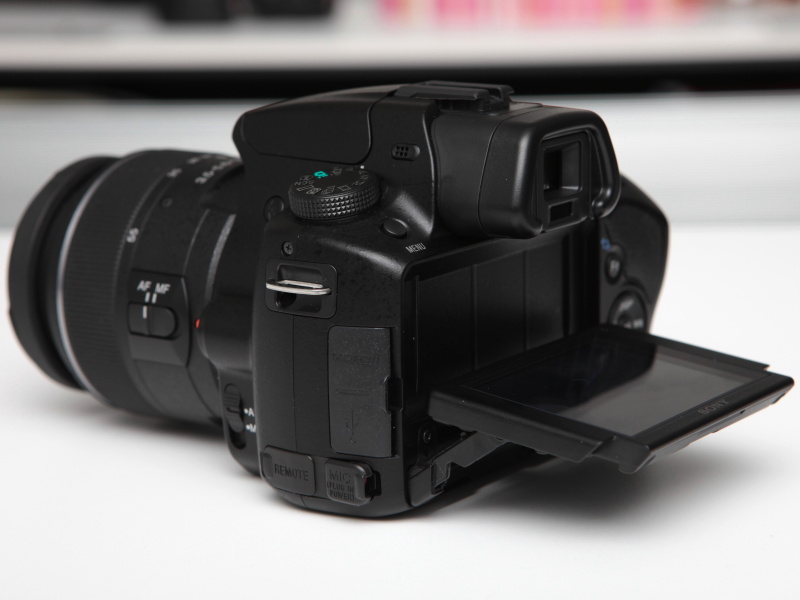 <b>チルト式の液晶モニターを搭載</b>