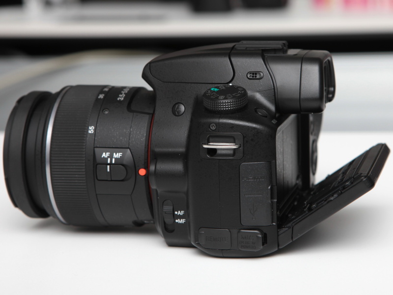 <b>チルト式の液晶モニターを搭載</b>