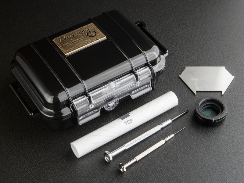 <b>パッケージには組み込みで使用する工具が付属している。ただし、自力セットアップはかなりの難作業だ</b>