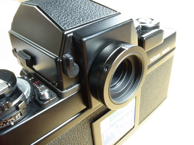 <b>アジャスティグマはニコン機の丸窓向けに設計されている。写真はニコンF3に装着したところだ（画像提供：オプトオオノ）</b>