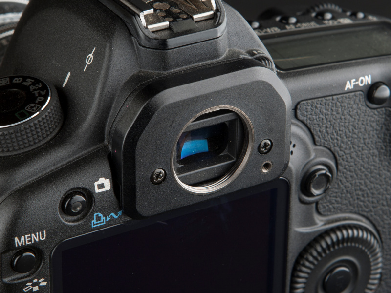 <b>EOS 5D Mark IIにKPSの2MCを装着し、接眼部分を取り外したところ</b>