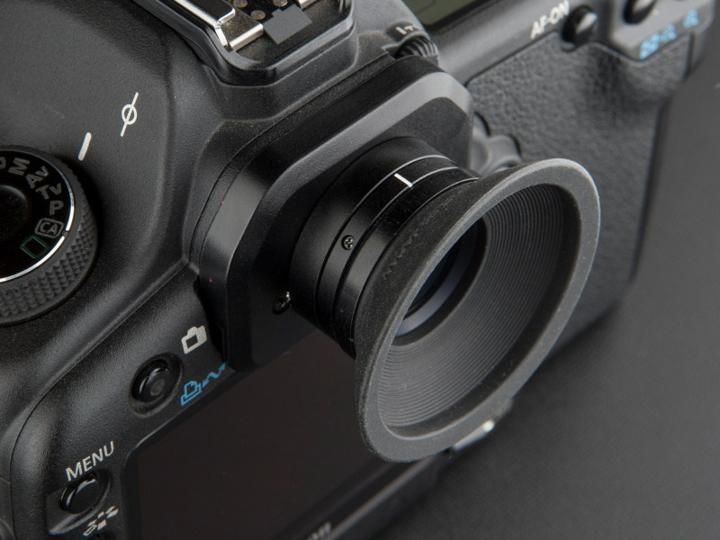 <b>アジャスティグマにニコン純正アイカップを装着してみた。これも口径が同じなので、無加工で装着できる</b>