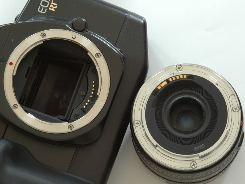 <b>EFマウントのボディとレンズ、機械的な情報／エネルギーの伝達手段は全くなく、電気接点のみでやりとりをしている</b>