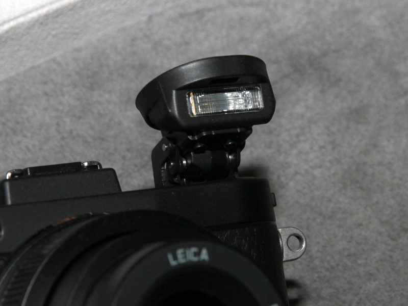 <b>円筒形だったポップアップストロボの形状が変わった</b>