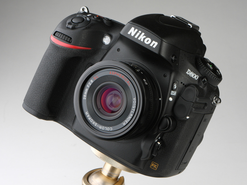 <b>ニコンD800に装着。写真のAi-Sマウント（CPU内蔵ニコン）用は5万8,800円。発売は2012年7月</b>