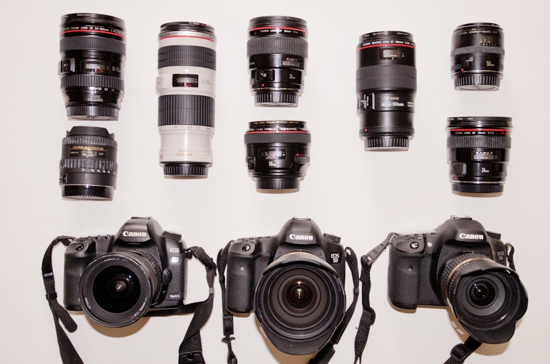 <b>最も多用しているのはキヤノンのデジタル一眼レフ。現在使ってるのはEOS 5D Mark III、EOS 5D Mark II、EOS 7D。交換レンズ類はキヤノン純正の他にシグマとタムロン。</b>