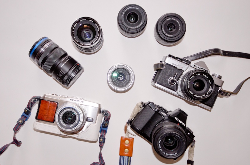 <b>OLYMPUS PEN E-P3 &amp; OLYMPUS OM-D E-M5と交換レンズ類。銀塩時代のOM-2もある。</b>
